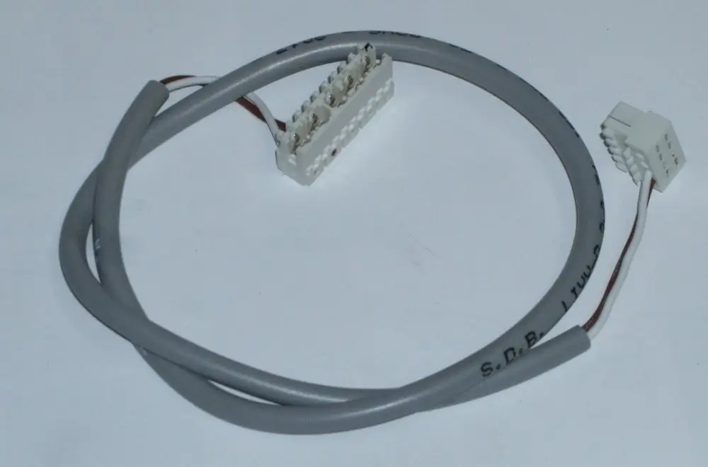 Kabel mit zwei Steckverbindern und grauem Mantel, verwendet in Daikin-Installationen, wahrscheinlich zur Verbindung von Steuergeräten oder Modulen.